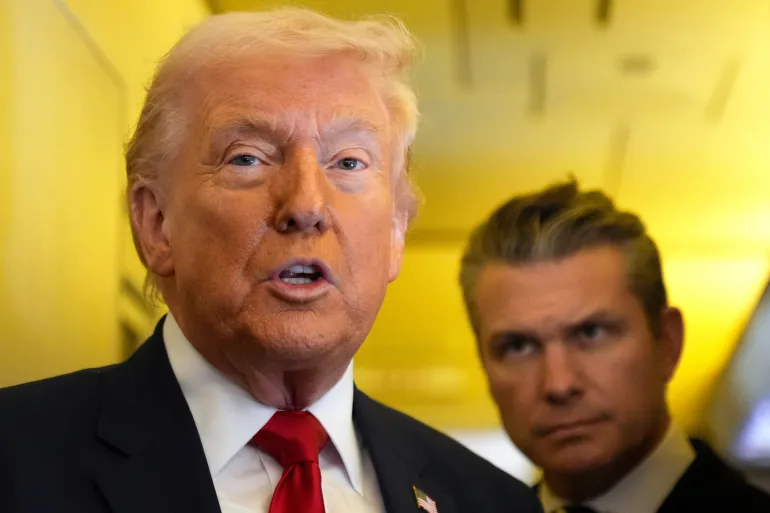 El presidente Donald Trump habla con los periodistas mientras el secretario de Defensa, Pete Hegseth, escucha mientras viaja a bordo del Air Force One en ruta desde la Base de la Fuerza Aérea de Dover, Delaware, a Miami, el sábado 7 de marzo de 2026. (Foto AP/Mark Schiefelbein)