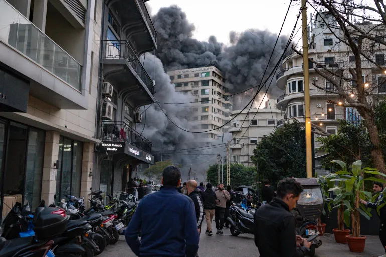 BEIRUT, LÍBANO - 12 DE MARZO: Humo de un edificio en el centro de la ciudad que ha sido atacado por las FDI después de una orden de evacuación el 12 de marzo de 2026 en Beirut, Líbano. Israel ha continuado su ataque aéreo y terrestre en el Líbano después de que Hezbollah, el grupo militante en el Líbano respaldado por Irán, lanzara misiles contra Israel en lo que dijo era una represalia por la guerra conjunta de Estados Unidos e Israel contra Irán. (Foto de Adri Salido/Getty Images)