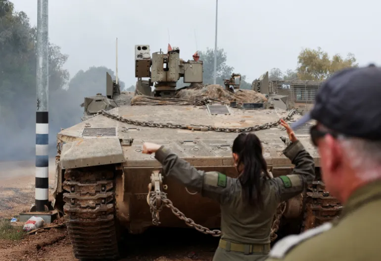 Un vehículo militar israelí blindado opera dentro de Israel, cerca de la frontera entre Israel y el Líbano.