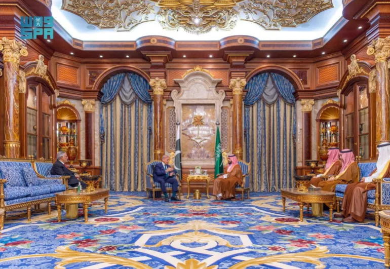 El príncipe heredero saudí, Mohammed bin Salman, se reúne con el primer ministro de Pakistán, Shehbaz Sharif, en Jeddah.