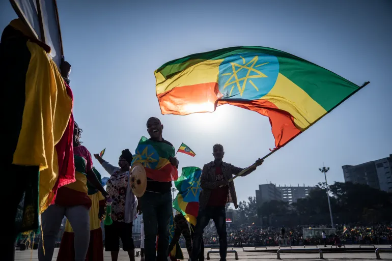 ADDIS ABEBA, ETIOPÍA - 7 DE NOVIEMBRE: La gente grita consignas mientras se lleva a cabo una ceremonia para apoyar a las tropas militares etíopes que están luchando contra el Frente de Liberación del Pueblo de Tigrays en la región de Amhara el 7 de noviembre de 2021 en Addis Abeba, Etiopía. El primer ministro del país, Abiy Ahmed, declaró el miércoles el estado de emergencia, ya que el conflicto de su gobierno con las fuerzas de Tigrayan se ha extendido más allá de la región de origen de ese grupo en el norte. Los combatientes de Tigray han forjado recientemente una alianza con el Ejército de Liberación Oromo, un grupo que lucha en nombre de la etnia Oromos, que representa alrededor del 35 por ciento de los 110 millones de habitantes de Etiopía. (Foto de Getty Images/Getty Images)