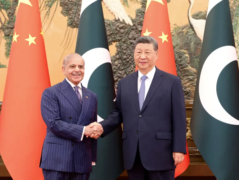 El presidente chino Xi Jinping y el primer ministro paquistaní Shehbaz Sharif se dan la mano en el Gran Salón del Pueblo en Beijing, China, el 25 de mayo de 2026. China Daily vía REUTERS ATENCIÓN EDITORES: ESTA IMAGEN FUE PROPORCIONADA POR UN TERCERO. FUERA CHINA. NO HAY VENTAS COMERCIALES NI EDITORIALES EN CHINA. IMÁGENES TPX DEL DÍA