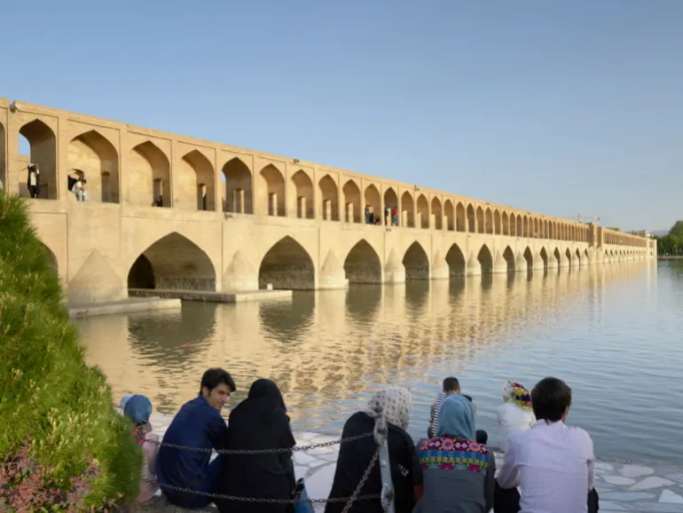 Morir "33-Bogen-Brücke" o también "Si-o-se Pol" über den Zayandeh Rud Fluss in der iranischen Stadt Isfahan, aufgenommen am 23.04.2017. El puente doble con seinen 33 Backsteinbögen tiene una longitud de 290,4 m y un ancho de 13,5 m para el automóvil. Die Brücke ist eines der Wahrzeichen der Stadt. (Foto de Thomas Schulze/Picture Alliance vía Getty Images)