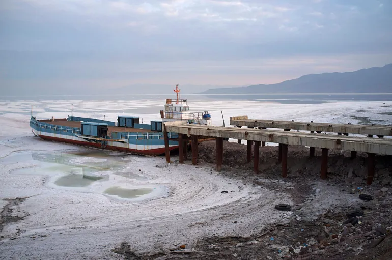 URMIA, IRÁN - 11 DE OCTUBRE DE 2014: Una vista general del lago Urmia que se quedó sin agua debido a una catástrofe ecológica el 11 de octubre de 2014 en Urmia, Irán. El lago Urmia es un lago salado en el noroeste de Irán, cerca de la frontera de Irán con Turquía. El lago se encuentra entre las provincias de Azerbaiyán Oriental y Azerbaiyán Occidental en Irán, y al oeste de la parte sur del Mar Caspio. En su tamaño real, es el lago más grande de Medio Oriente y el sexto lago de agua salada más grande del mundo, con una superficie de aproximadamente 5200 km² (2000 millas²), 140 km (87 millas) de largo, 55 km (34 millas) de ancho y 16 m (52 ​​pies) de profundidad. El lago Urmia, junto con sus aproximadamente 102 islas, están protegidos como parque nacional por el Departamento de Medio Ambiente de Irán. (Foto de Kaveh Kazemi/Getty Images)