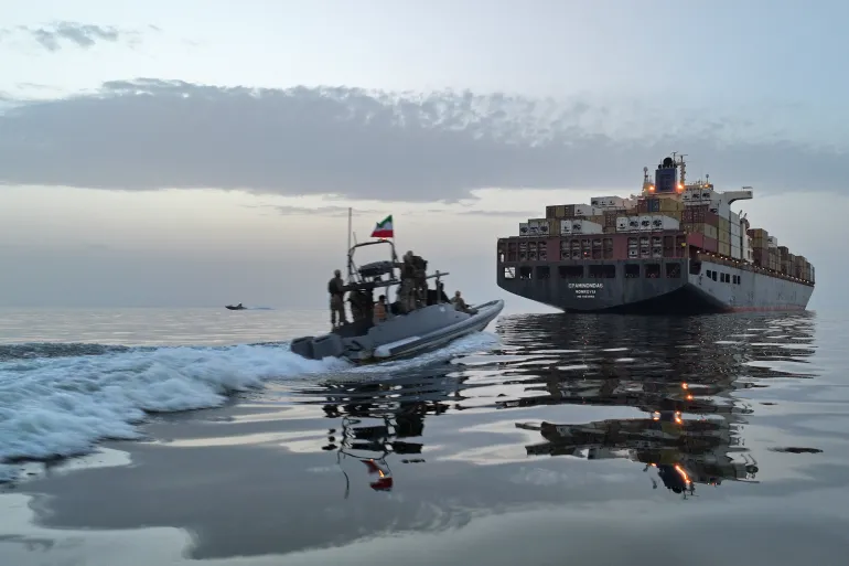 Esta fotografía obtenida por la AFP de la agencia de noticias iraní Tasnim muestra un barco del Cuerpo de la Guardia Revolucionaria Islámica (CGRI) que supuestamente participa en una operación para capturar barcos que intentan cruzar el Estrecho de Ormuz, el 21 de abril de 2026.