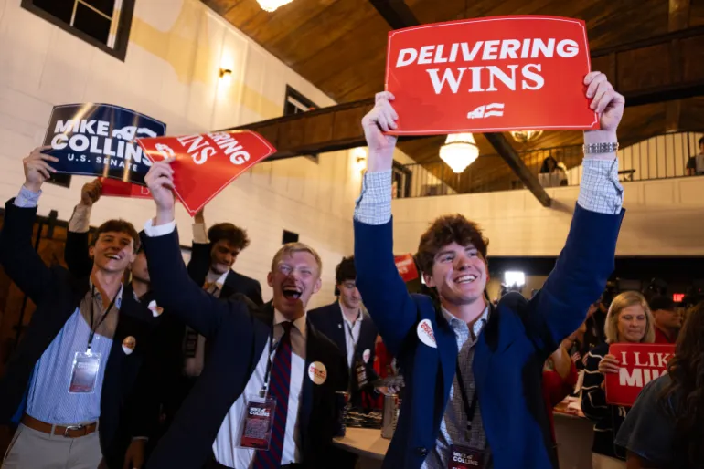 JACKSON, GEORGIA - 16 DE JUNIO: Sus partidarios animan al candidato republicano al Senado de los Estados Unidos, el representante Mike Collins (R-GA), durante una fiesta de segunda vuelta la noche de las elecciones el 16 de junio de 2026 en Jackson, Georgia. Collins cuenta con el respaldo del presidente estadounidense Donald Trump en la segunda vuelta republicana contra el ex entrenador de fútbol Derek Dooley para enfrentarse al senador Jon Ossoff (D-GA) en las elecciones generales de noviembre. Jessica McGowan/Getty Images/AFP (Foto de Jessica McGowan / GETTY IMAGES NORTEAMÉRICA / Getty Images vía AFP)