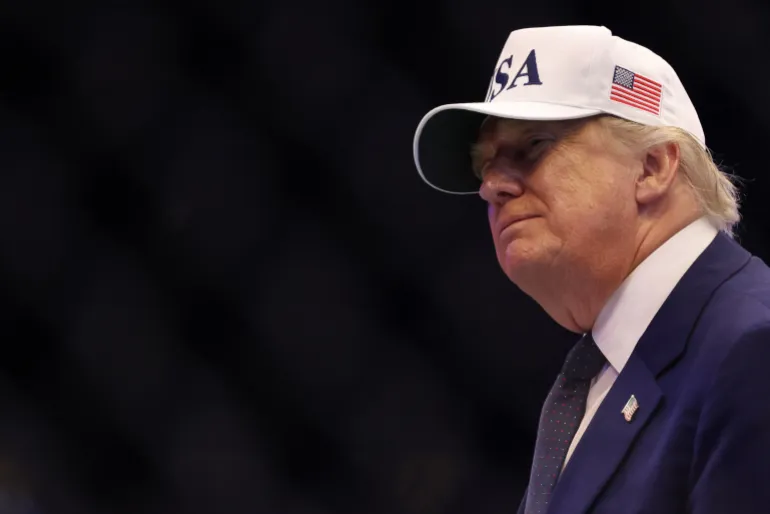 El presidente Donald Trump se encuentra en el octágono durante UFC Freedom 250