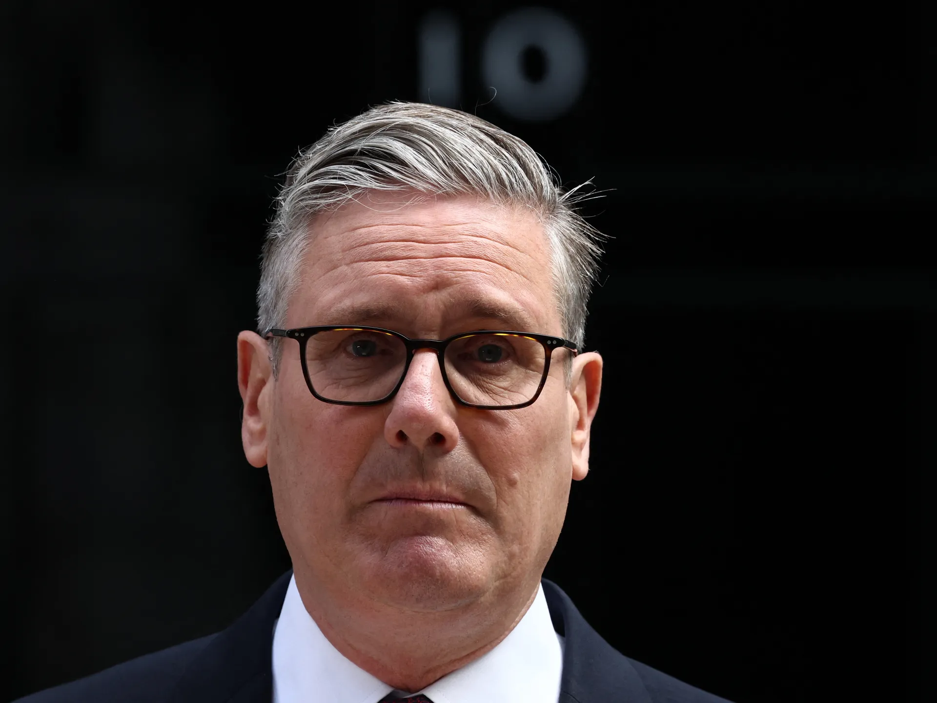 ¿Por qué Keir Starmer dimitió como primer ministro del Reino Unido y quién asumirá el cargo?