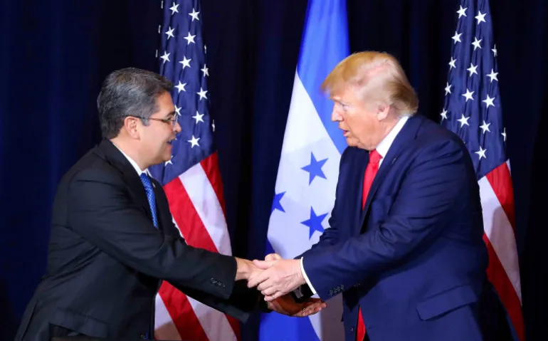 Hernández le da la mano al presidente estadounidense Donald Trump el 25 de septiembre de 2019, en Nueva York, durante la firma de un acuerdo según el cual Honduras aceptaría más solicitantes de asilo que se dirigieran a Estados Unidos.