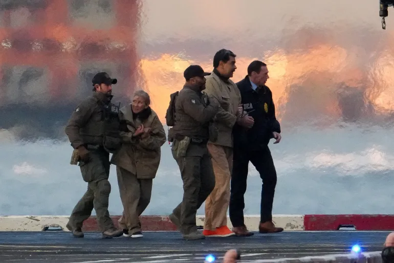 El presidente venezolano, Nicolás Maduro, y su esposa, Cilia Flores, son trasladados de un helicóptero a un tribunal de Nueva York el 5 de enero de 2026, para una comparecencia inicial para enfrentar cargos federales estadounidenses que incluyen