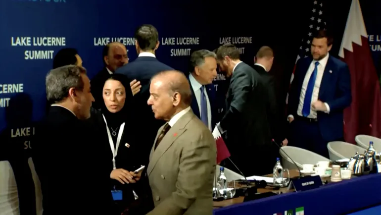 El primer ministro de Pakistán, Shehbaz Sharif, se reúne con el ministro de Asuntos Exteriores de Irán, Abbas Araghchi, con funcionarios estadounidenses al fondo, antes del inicio de una reunión cuadrilátera entre Estados Unidos, Irán, Pakistán y Qatar en Suiza, el 21 de junio de 2026.