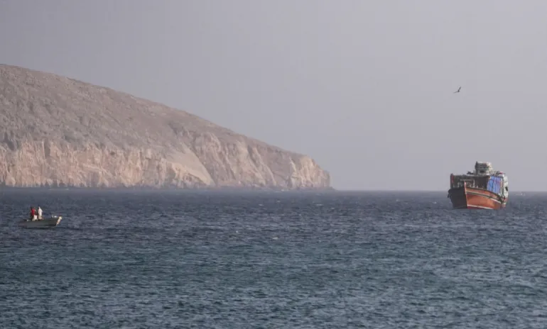 Un barco en el Estrecho de Ormuz, visto desde Musandam, Omán, 16 de julio de 2026 [Reuters]