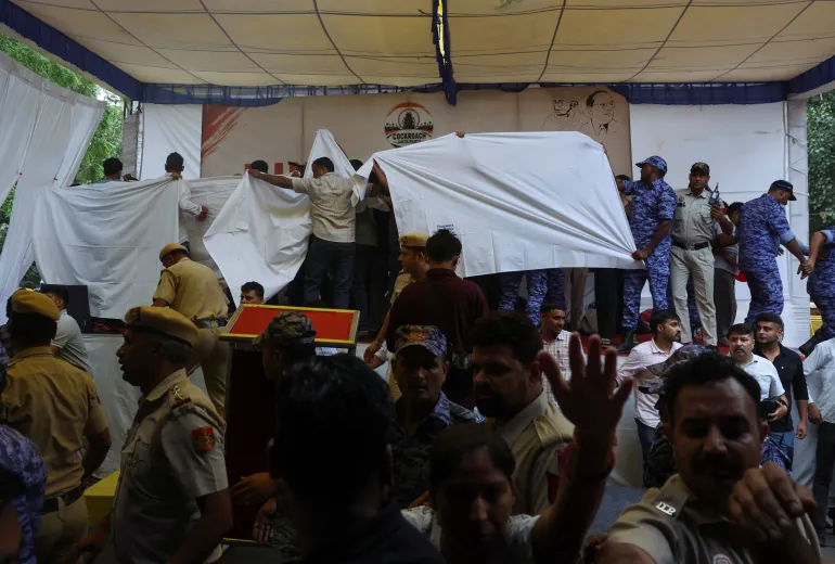Las autoridades cubren el escenario mientras se preparan para llevar a Sonam Wangchuk al hospital para romper su huelga de hambre en Jantar Mantar, Nueva Delhi, India, el 18 de julio de 2026.
