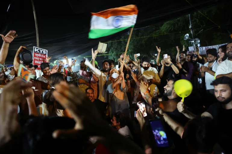 Los manifestantes ondean la bandera india después de que Sonam Wangchuk fuera trasladado por la fuerza al hospital de Jantar Mantar, Nueva Delhi, India, el 19 de julio de 2026.