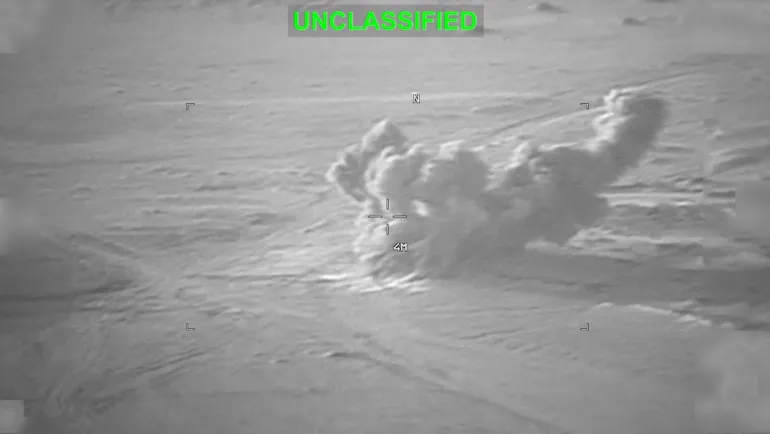 El humo se eleva de una explosión en un lugar desconocido, durante lo que el Comando Central de EE. UU. (CENTCOM) dice que son ataques contra Irán, en esta imagen fija tomada de un video publicado el 19 de julio de 2026. Comando Central de EE. UU./Folleto vía REUTERS ESTA IMAGEN HA SIDO SUMINISTRADA POR UN TERCERO. CRÉDITO OBLIGATORIO. SUPERPOSICIÓN Y ENMASCARAMIENTO EN ORIGEN. VERIFICACIÓN: No se pudo verificar la ubicación ni la fecha. No se encontró ninguna versión anterior del video publicada en línea antes del 19 de julio.