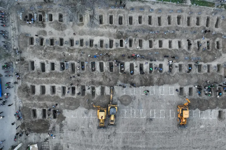 Los dolientes cavan tumbas para los niños muertos en un ataque a una escuela primaria en Minab, en la provincia iraní de Hormozgan, el 3 de marzo de 2026.