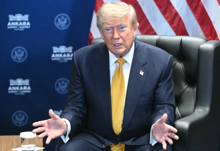 El presidente de Estados Unidos, Donald Trump, hace gestos mientras habla.