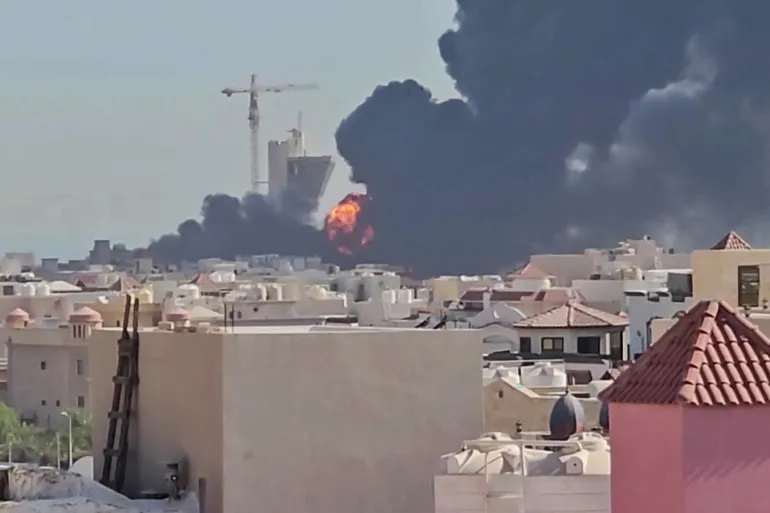 Una columna de llamas y humo negro se eleva sobre la ciudad de Mangaf, al sur de la ciudad de Kuwait, después de que Kuwait acusara a Irán el 18 de julio de atacar sitios civiles e infraestructura vital en el país. [AFP][AFP]