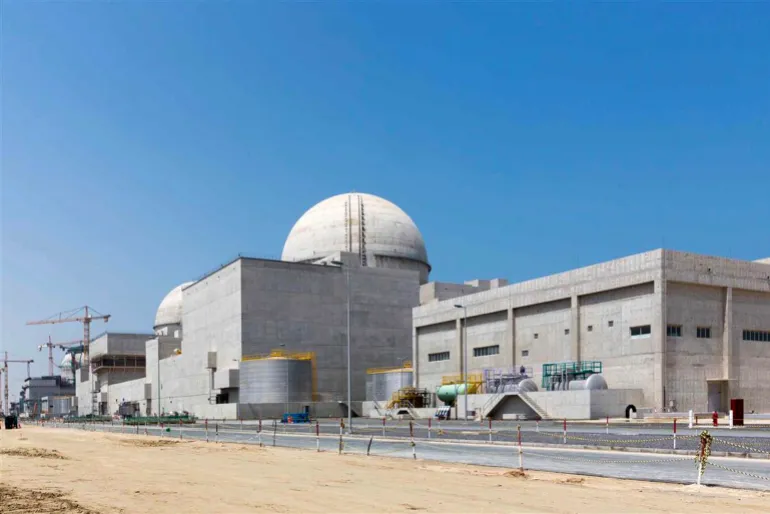 Esta fotografía sin fecha publicada por la agencia de noticias estatal de los Emiratos Árabes Unidos muestra la planta de energía nuclear de Barakah en construcción en el desierto occidental de Abu Dabi.