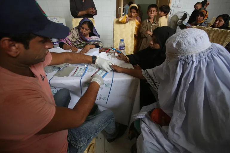 Un médico paquistaní examina a los aldeanos para detectar el VIH en un hospital de una aldea cerca de Ratodero, un pequeño pueblo en la provincia sureña de Sindh en Pakistán, donde se produjo el brote de la enfermedad mortal el mes pasado, el jueves 16 de mayo de 2019. Las autoridades dicen que unas 500 personas, en su mayoría niños, dieron positivo en las pruebas del VIH, el virus que causa el SIDA, en un distrito provincial del sur de Pakistán. Desde entonces, un médico local que tiene SIDA ha sido arrestado y está siendo investigado por posiblemente infectar a pacientes intencionalmente. (Foto AP/Fareed Khan)