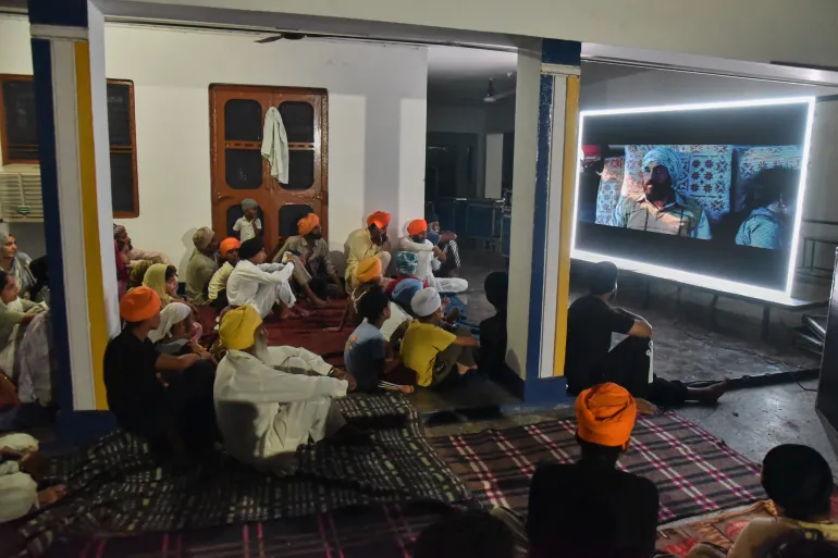 La gente observa Satluj en un templo sij en la aldea de Tatley, Gurdaspur, Punjab, India, 8 de julio de 2026.