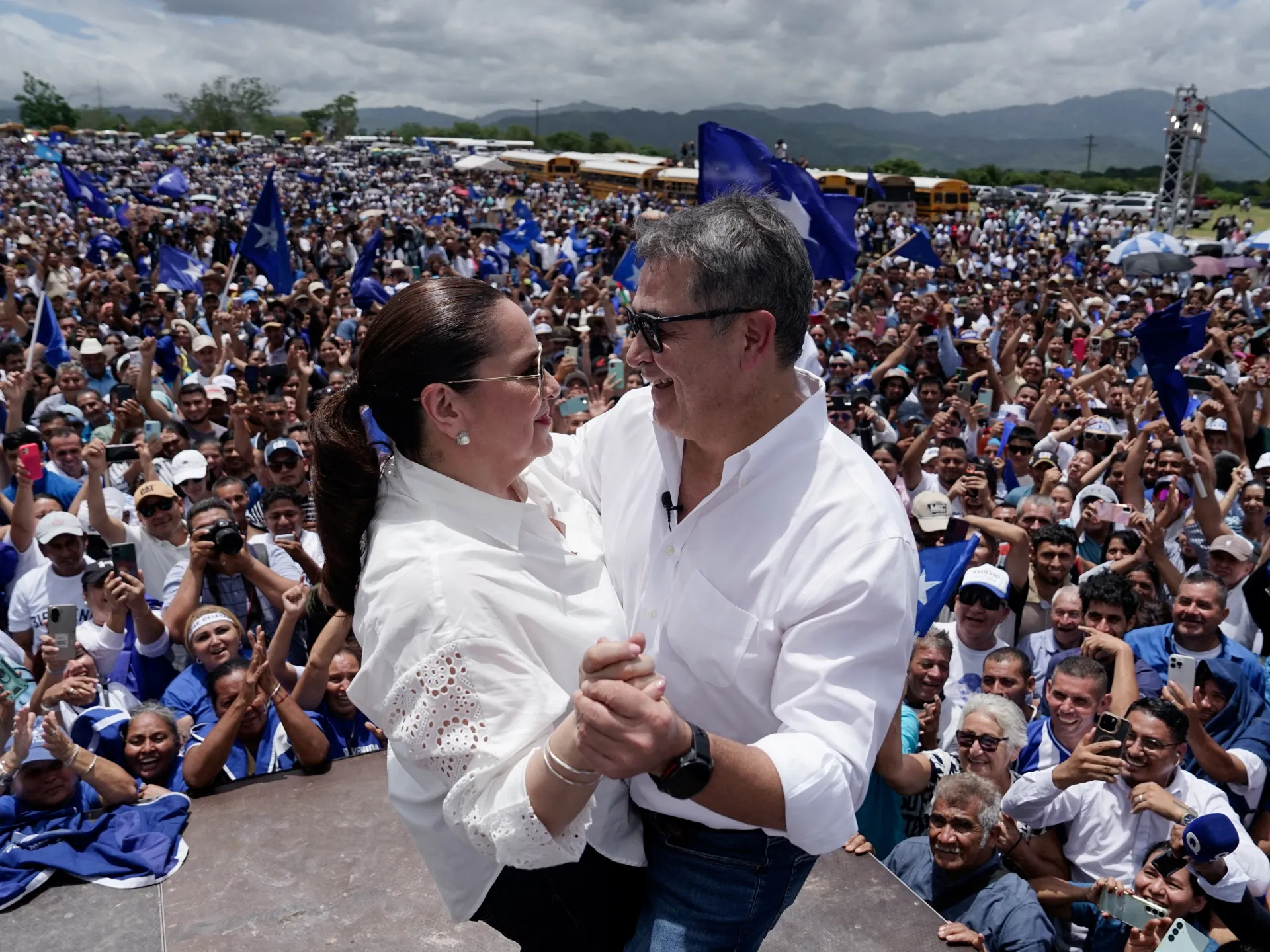 Hernández de Honduras regresa a casa después del indulto de Trump: cómo sucedió