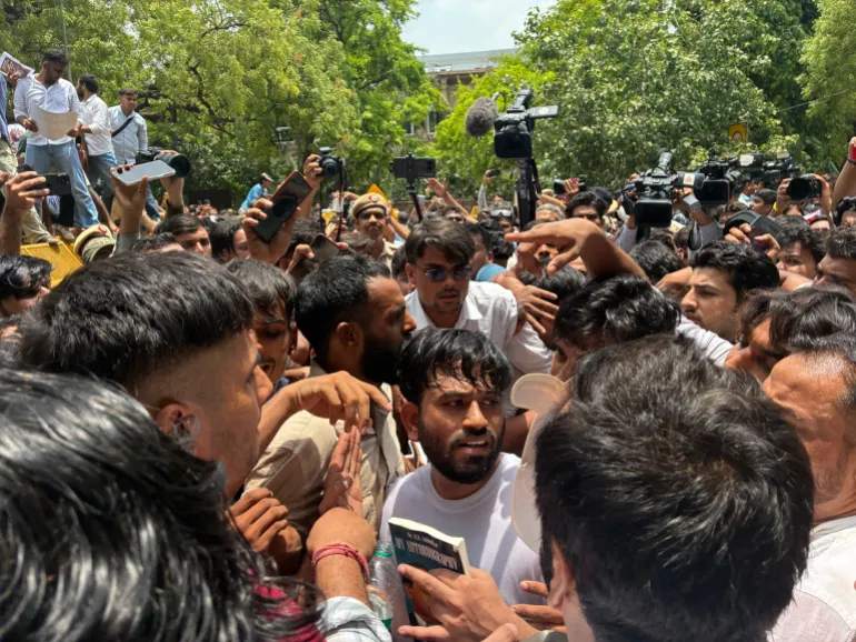 Dipke está rodeado de seguidores durante una protesta en Jantar Mantar el 6 de junio de 2026.