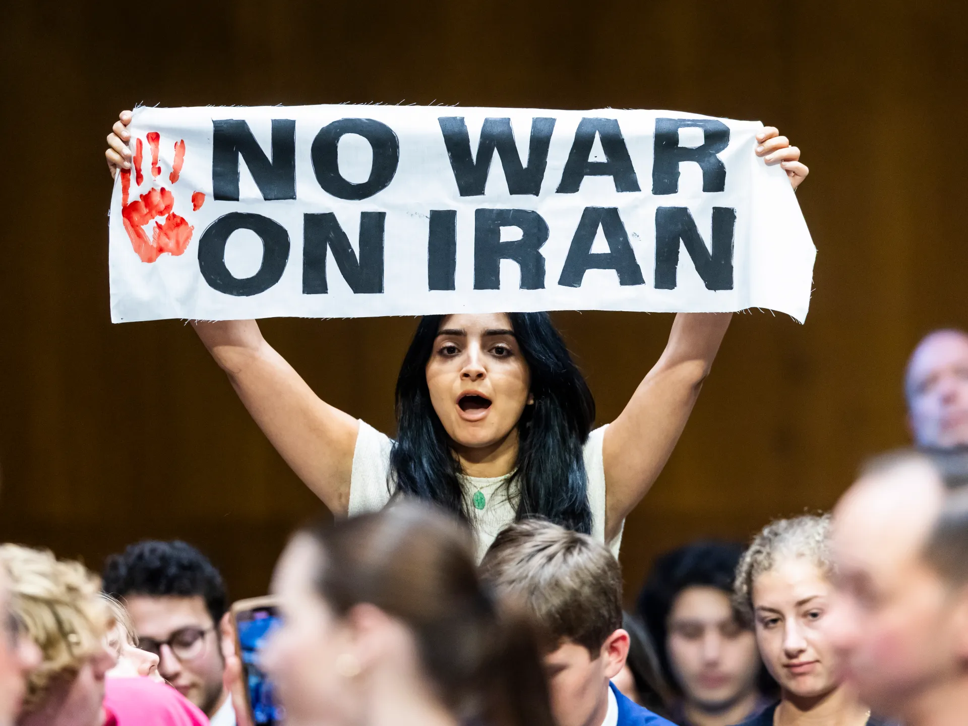 Irán y el Golfo son golpeados mientras Ormuz y Bab al-Mandeb cierran: ¿Qué es lo último?