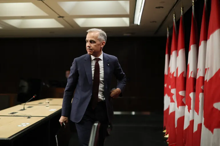 El primer ministro canadiense, Mark Carney, sale después de hablar durante una conferencia de prensa en el Teatro Nacional de Prensa en Ottawa, Canadá, el 25 de junio de 2026.