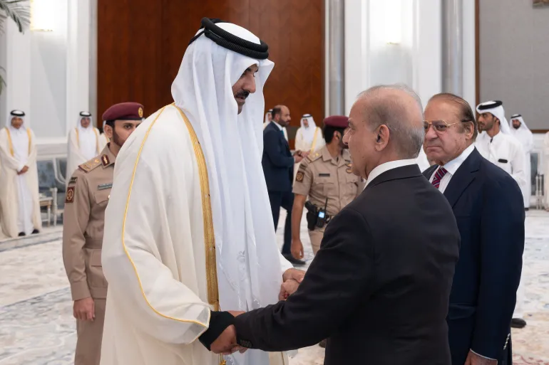 Esta fotografía publicada por Amiri Diwan de Qatar muestra al emir jeque Tamim bin Hamad Al Thani (izq.) de Qatar recibiendo las condolencias del primer ministro de Pakistán, Shehbaz Sharif, tras la muerte de su padre, el exlíder jeque Hamad bin Khalifa Al Thani, en el Palacio Lusail en las afueras de Doha el 13 de julio de 2026.