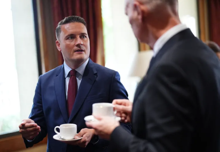 El secretario de Defensa británico, Wes Streeting, asiste al Programa Aéreo de Combate Global (GCAP), en Wellington Barracks en Londres el 21 de julio de 2026.
