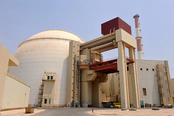 BUSHEHR, IRÁN - 21 DE AGOSTO: Esta imagen proporcionada por la IIPA (Agencia Internacional de Fotografía de Irán) muestra una vista del edificio del reactor en la planta de energía nuclear de Bushehr construida en Rusia mientras se carga el primer combustible, el 21 de agosto de 2010 en Bushehr, al sur de Irán. La central nuclear construida y operada por Rusia ha tardado 35 años en construirse debido a una serie de sanciones impuestas por las Naciones Unidas. La medida ha satisfecho las preocupaciones internacionales de que Irán tenía la intención de producir un arma nuclear, pero el combustible de uranio de la instalación caerá muy por debajo del nivel de enriquecimiento necesario para el uranio apto para armas. Es probable que la planta comience a producir electricidad en un mes. (Foto de IIPA a través de Getty Images)