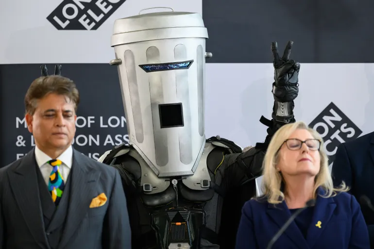 LONDRES, INGLATERRA - 4 DE MAYO: El Conde Binface celebra haber recibido 24.260 votos antes de que el actual alcalde laborista, Sadiq Khan, sea anunciado como el ganador de un tercer mandato histórico en las elecciones a la alcaldía de Londres en el Ayuntamiento el 4 de mayo de 2024 en Londres, Inglaterra. El actual alcalde laborista, Sadiq Khan, recibió 1.088.000 votos, una mayoría de 275.000 sobre la candidata conservadora, Susan Hall. (Foto de Leon Neal/Getty Images)