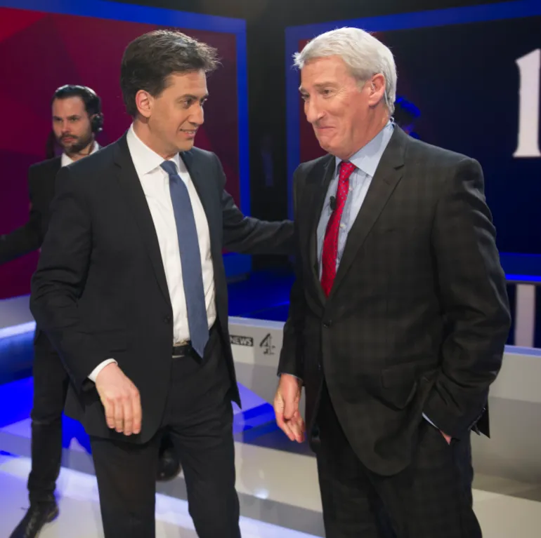 LONDRES, INGLATERRA - 26 DE MARZO: En este folleto proporcionado por Sky News, el líder del Partido Laborista Ed Miliband conversa con Jeremy Paxman después del rodaje de 'Cameron & Miliband; The Battle For Number 10' el 26 de marzo de 2015 en Londres, Inglaterra. El programa de televisión se transmitirá esta noche a las 9 p.m. en Sky News. (Foto de Chris Lobina/Sky News vía Getty Images)