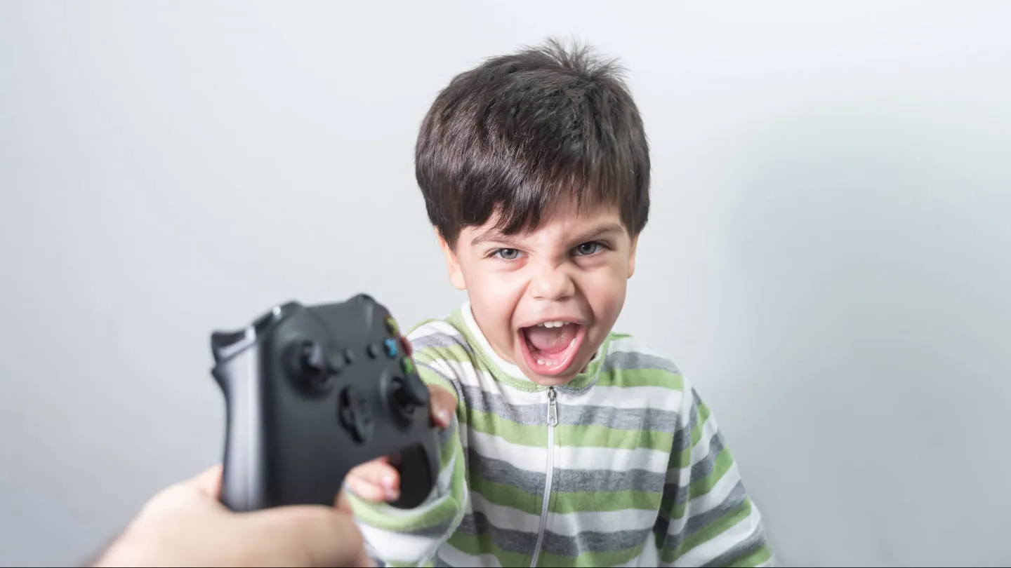 Un estudio reveló cómo lograr que los chicos no se enojen al dejar el celular o apagar la Play