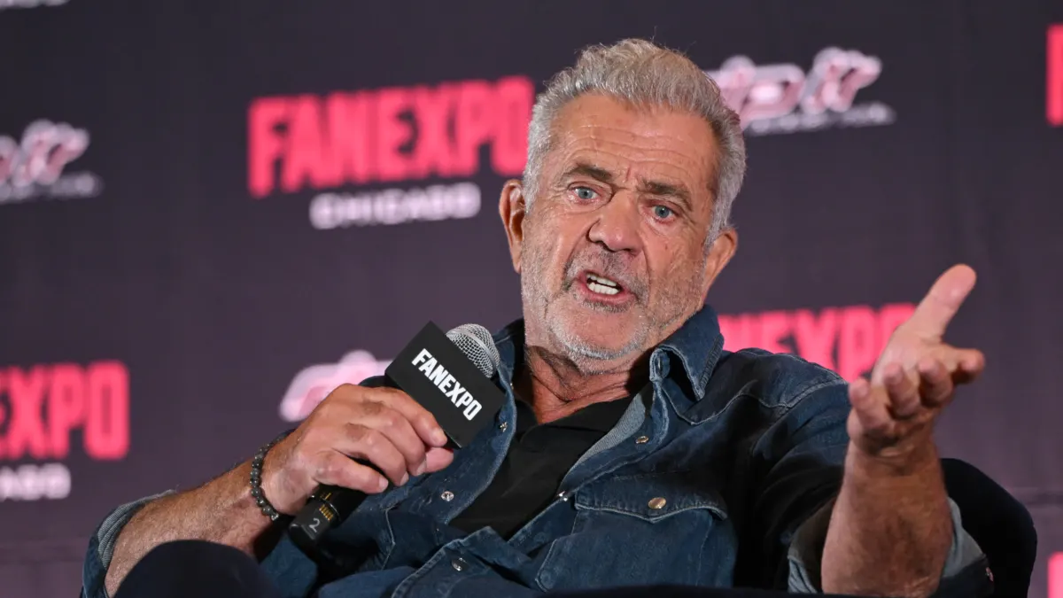 Mel Gibson pidió disculpas tras burlarse de un intérprete de señas